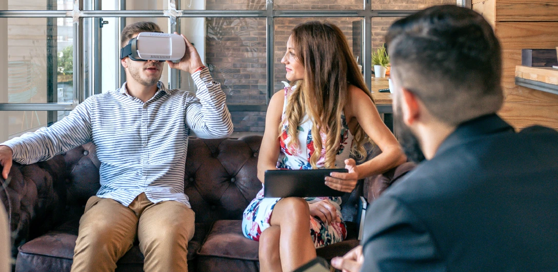 Virtual Reality (VR)